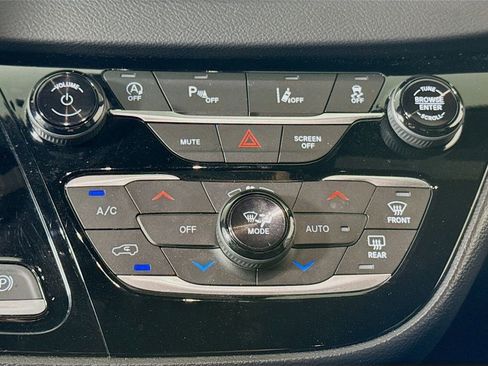 Used 2025 Chrysler Pacifica Select image 13