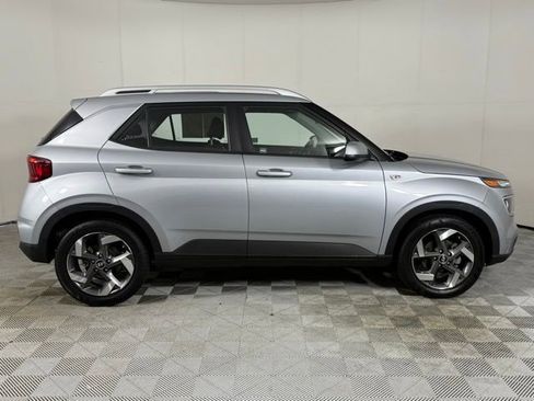 Used 2021 Volkswagen Tiguan SE w/ Panoramic Sunroof Package image 8