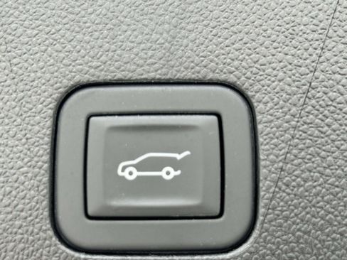 Used 2025 GMC Yukon Denali w/ Denali Reserve Package image 18