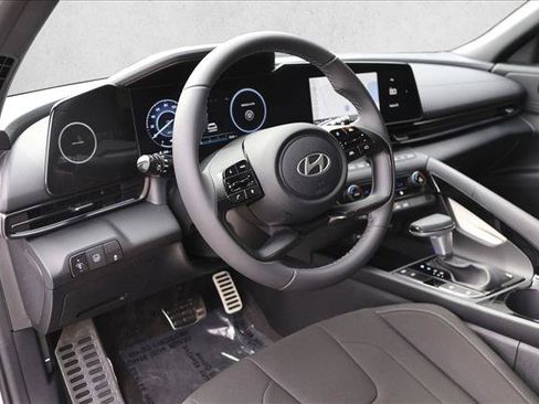 Certified 2025 Hyundai Elantra SEL FWD image 10