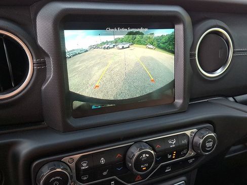Used 2023 Jeep Wrangler Unlimited Sahara w/ Cold Weather Group AWD/4WD image 19