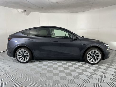 Used 2026 Tesla Model Y 2WD image 9
