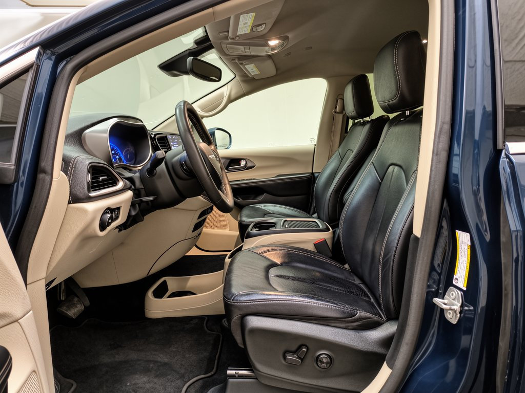 Used 2022 Chrysler Pacifica Touring-L AWD/4WD image 5