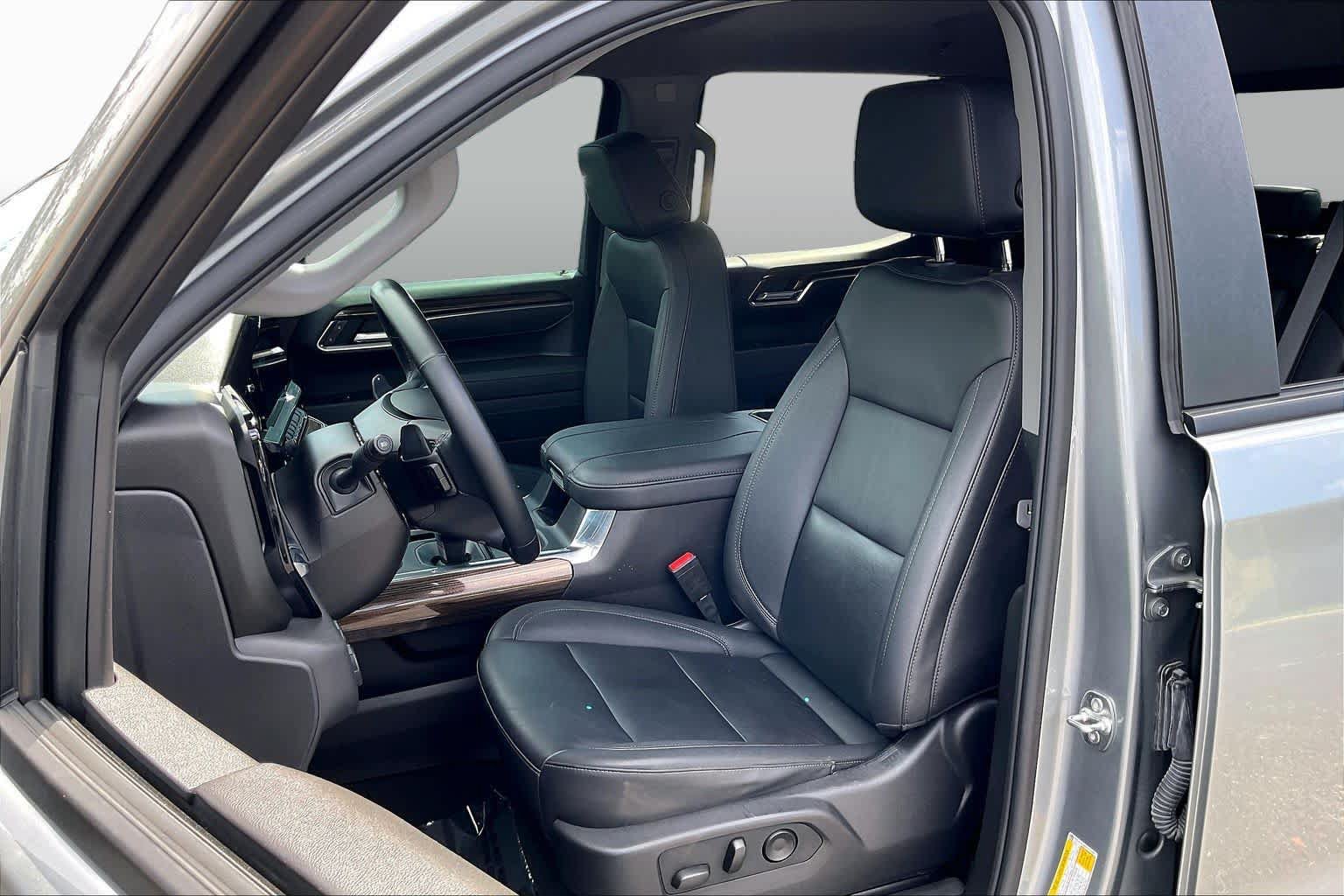 Used 2025 Chevrolet Silverado 1500 LT Trail Boss w/ Convenience Package II AWD/4WD image 46
