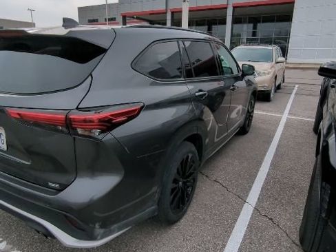 Used 2023 Toyota Highlander XSE image 3