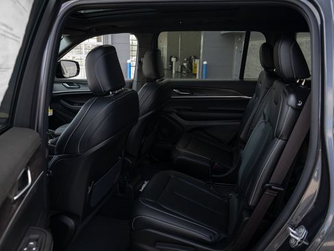 Used 2025 Jeep Grand Cherokee L Limited AWD/4WD image 19