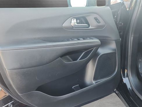 Used 2025 Chrysler Pacifica Select image 21