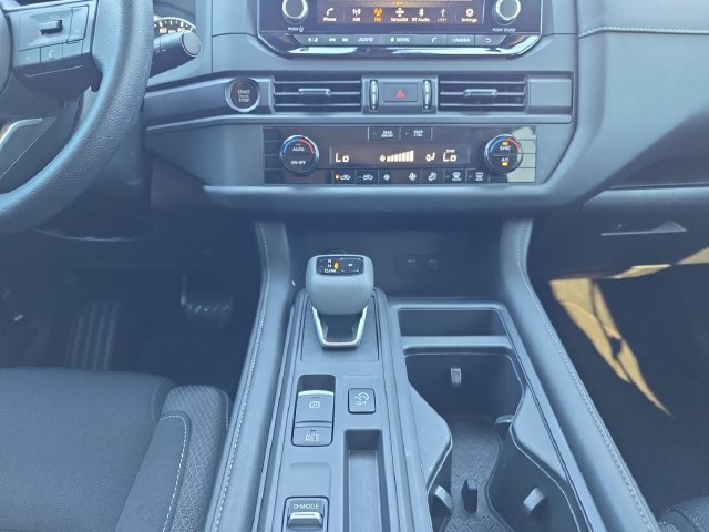 Used 2025 Nissan Pathfinder S FWD image 3