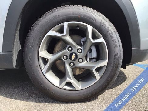 Used 2025 Chevrolet Trax LT FWD image 16