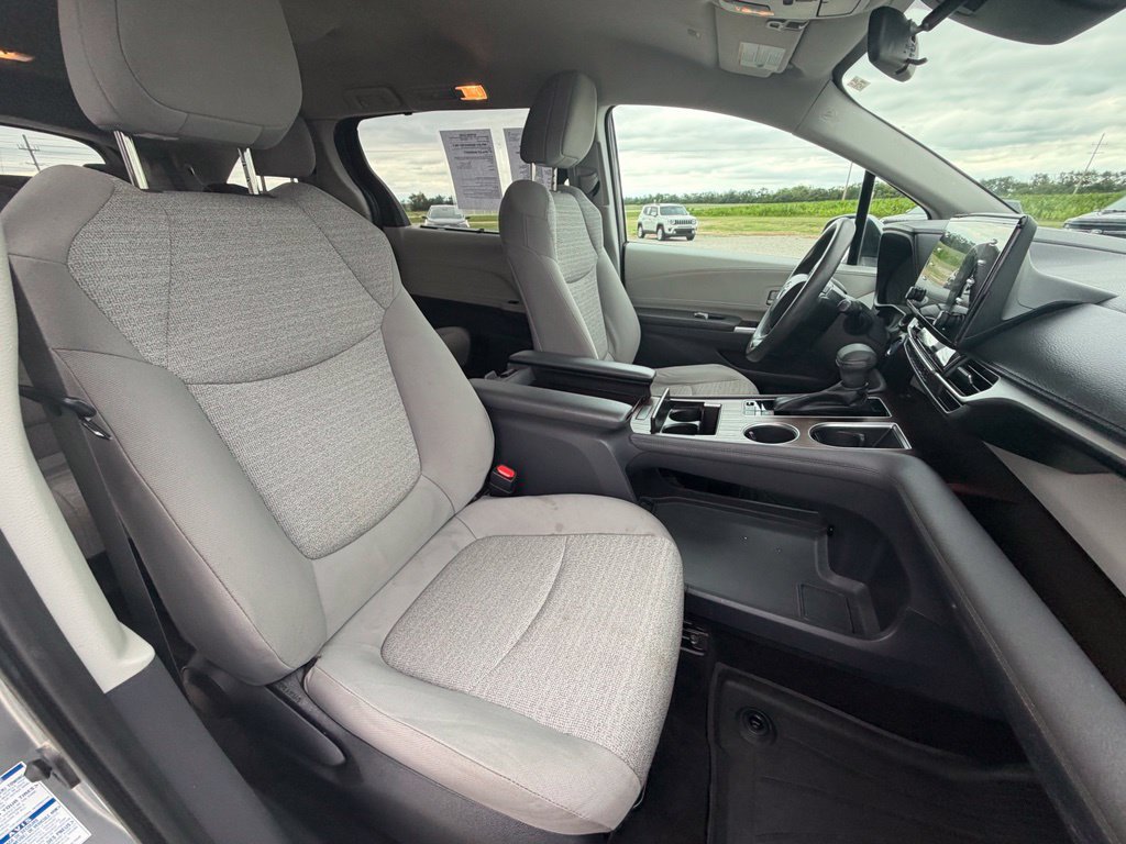 Used 2022 Toyota Sienna LE AWD/4WD image 27
