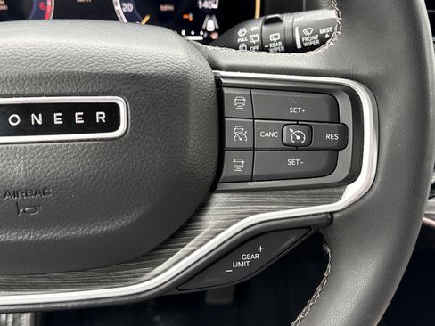 Used 2023 Jeep Wagoneer L Series III w/ Preferred Equipment Group image 18