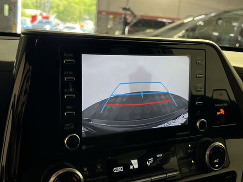 Used 2022 Toyota Highlander L AWD/4WD image 20