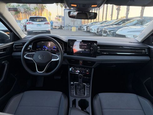 Used 2025 Volkswagen Jetta SE image 32