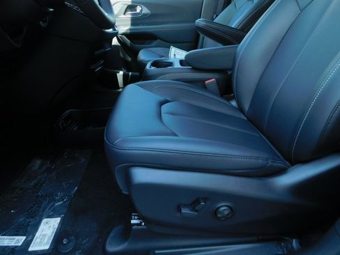New 2026 Chrysler Pacifica Select image 23