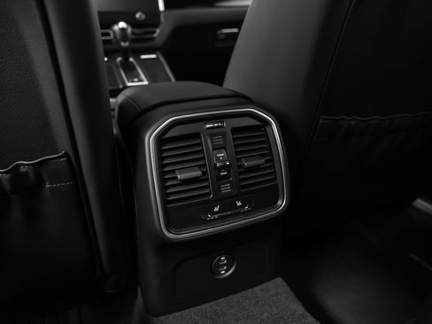 Certified 2024 Porsche Macan AWD/4WD image 42