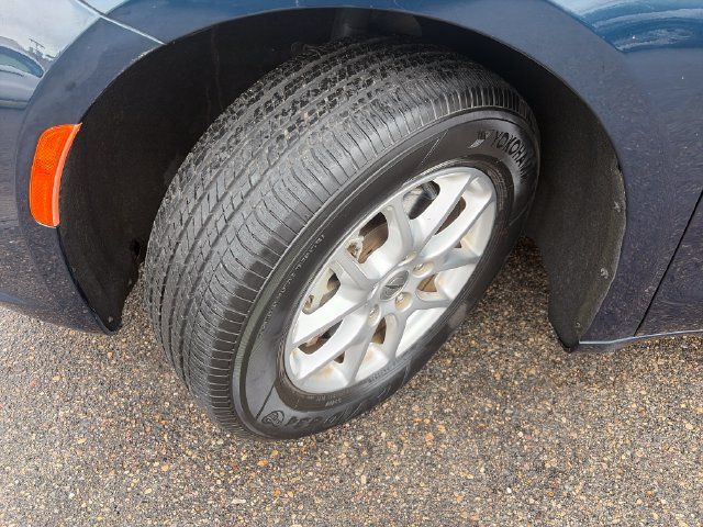 Used 2024 Chrysler Pacifica Touring-L FWD image 17