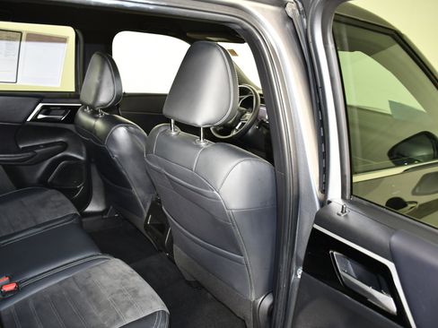 Used 2024 Mitsubishi Outlander SE Black Edition image 42