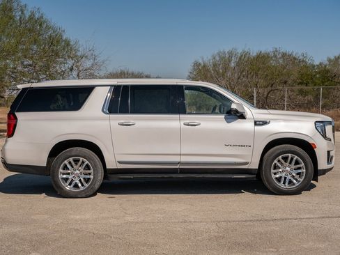 Used 2023 GMC Yukon XL SLT w/ SLT Premium Package image 8