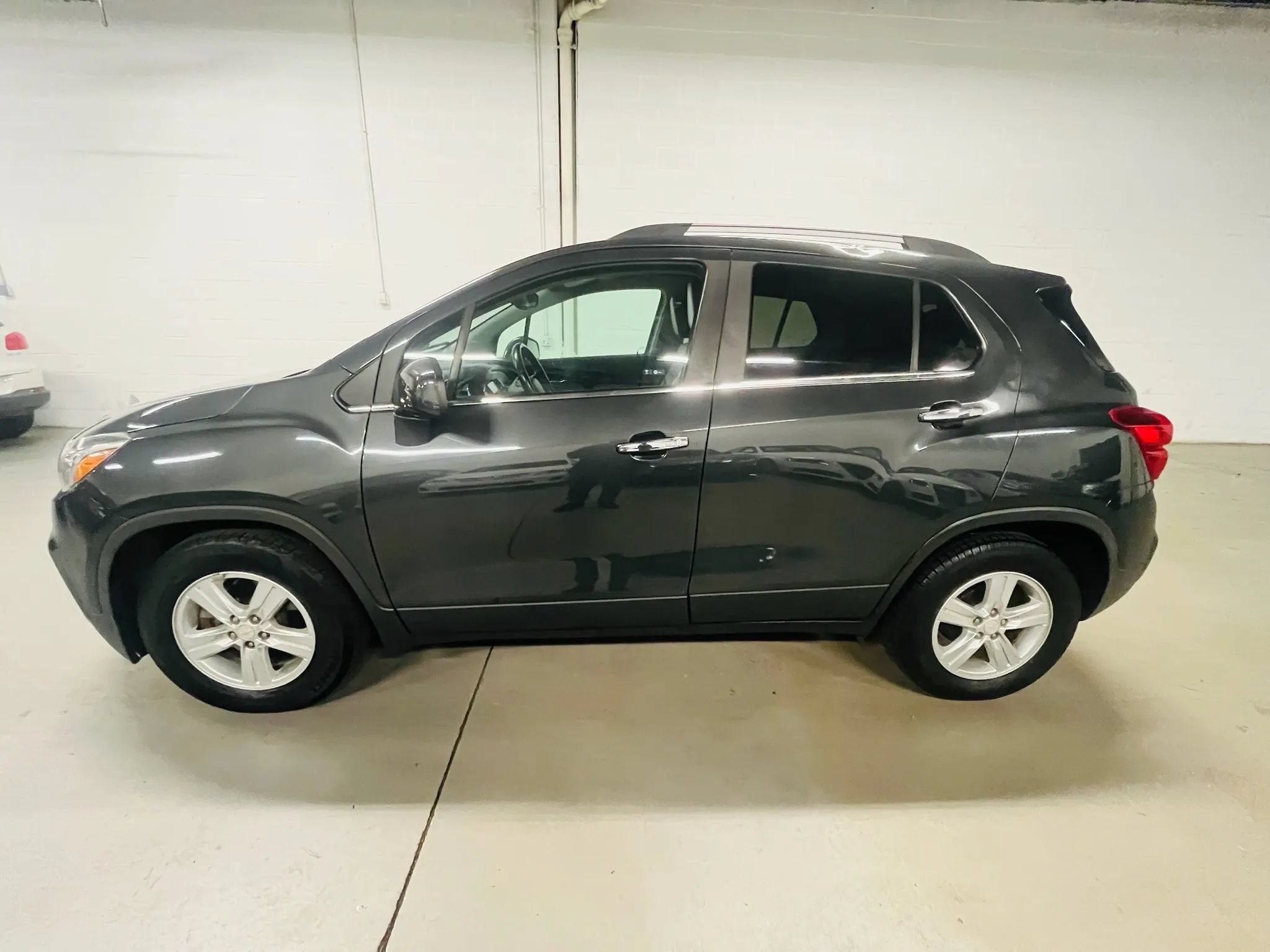 Used 2017 Chevrolet Trax LT w/ LT Convenience Package FWD image 5