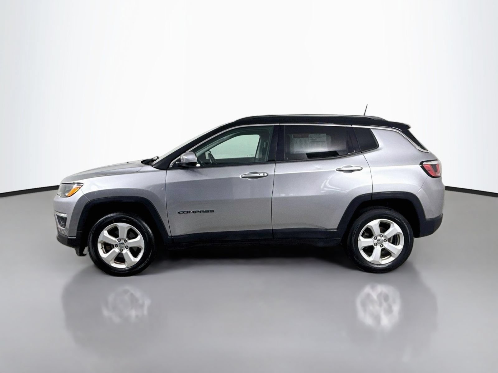 Used 2019 Jeep Compass Latitude w/ Popular Equipment Group AWD/4WD image 2