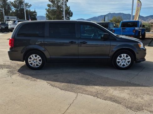 Used 2020 Dodge Grand Caravan SE w/ UConnect Hands-Free Group image 4
