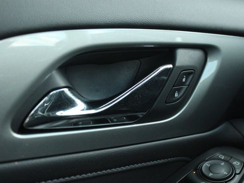 Used 2023 Chevrolet Traverse LT FWD image 28