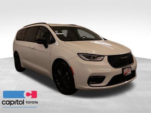 Used 2025 Chrysler Pacifica Limited FWD image 1