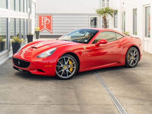 Used 2010 Ferrari California RWD image 9