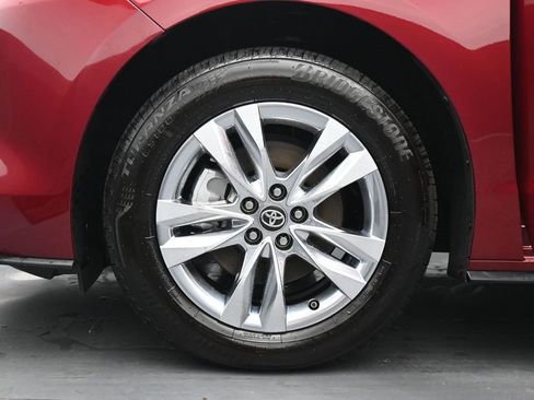 Used 2025 Toyota Sienna Limited image 13