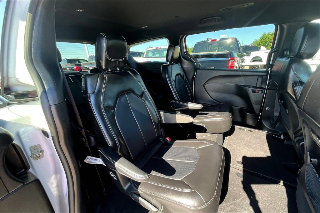 Used 2025 Chrysler Pacifica Select FWD image 29