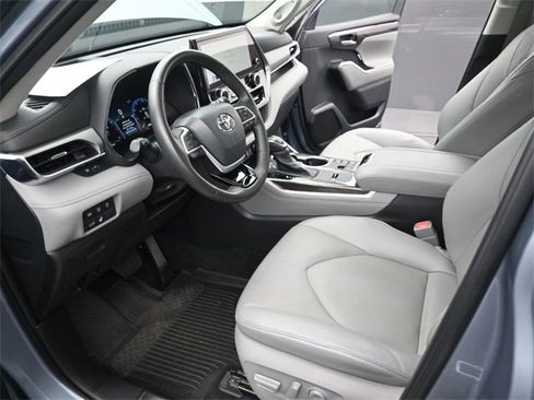 Used 2024 Toyota Highlander Platinum image 7