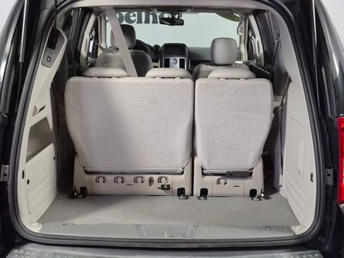 Used 2009 Chrysler Town & Country Touring FWD image 27