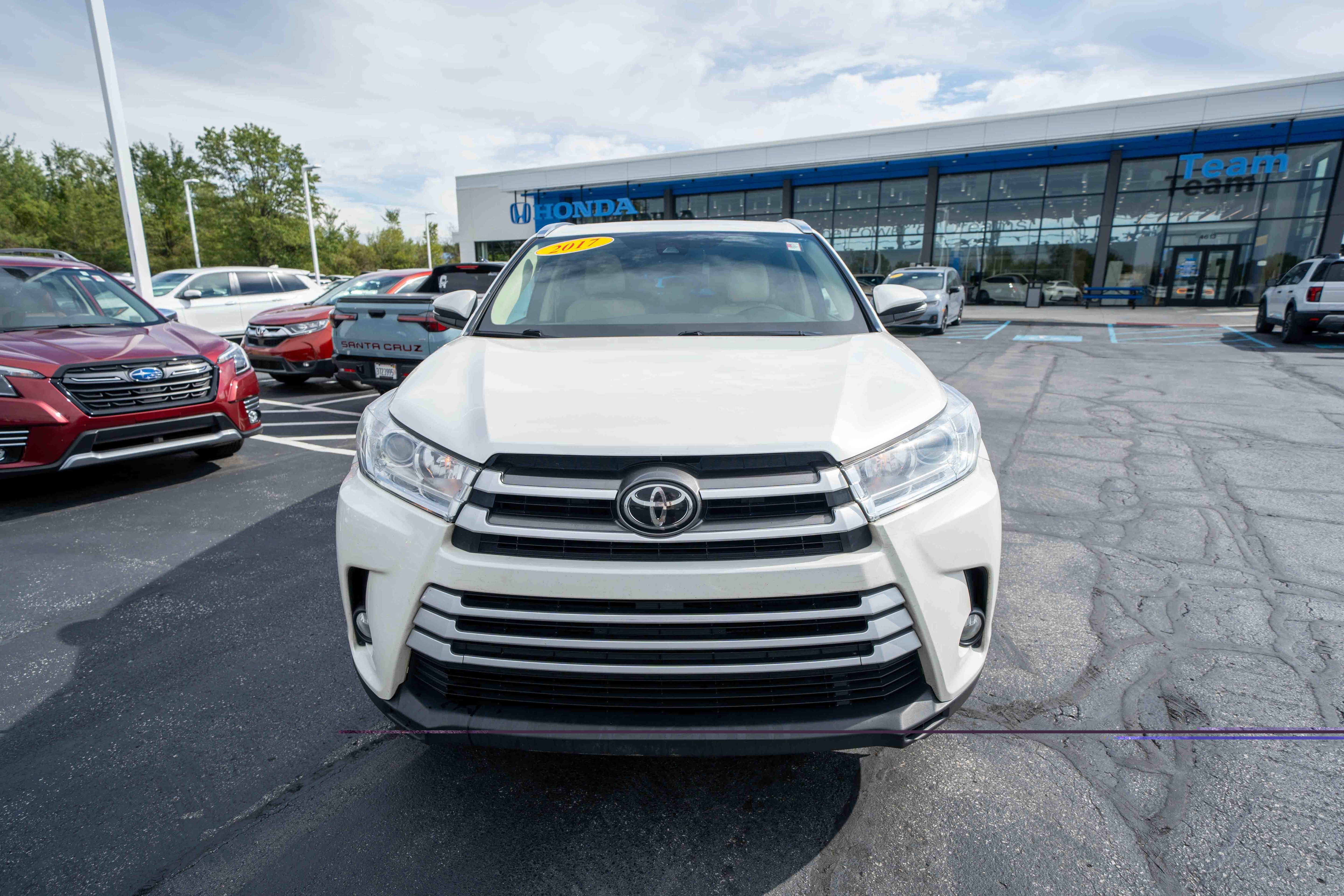 Used 2017 Toyota Highlander XLE AWD/4WD image 2