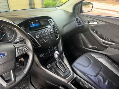 Used 2015 Ford Focus SE w/ Equipment Group 201A FWD image 16