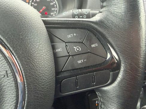 Used 2022 Jeep Renegade Altitude w/ Convenience Group AWD/4WD image 21