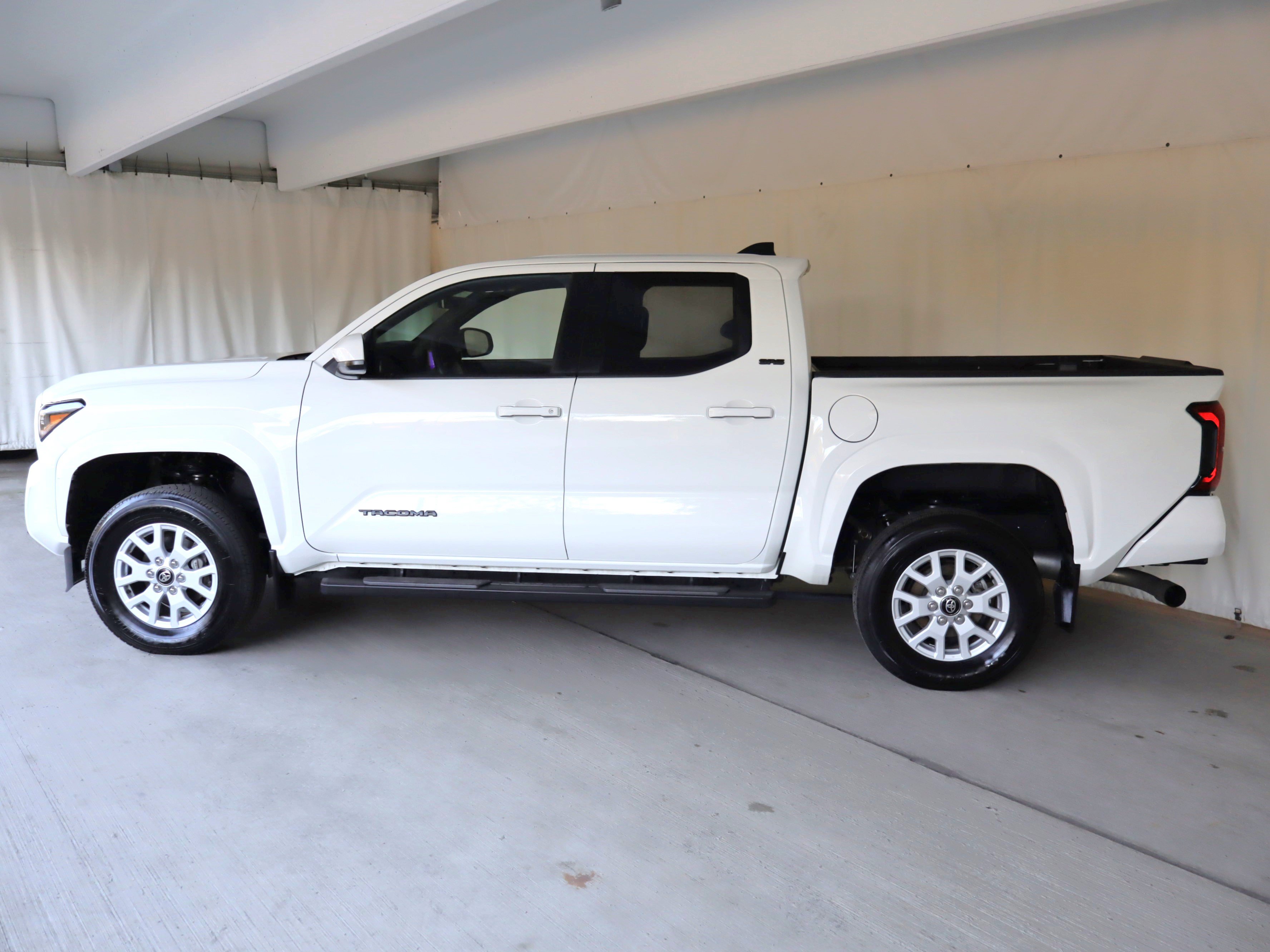 Used 2024 Toyota Tacoma SR5 AWD/4WD image 23
