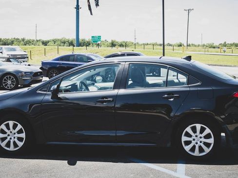 Used 2021 Toyota Corolla LE FWD image 5