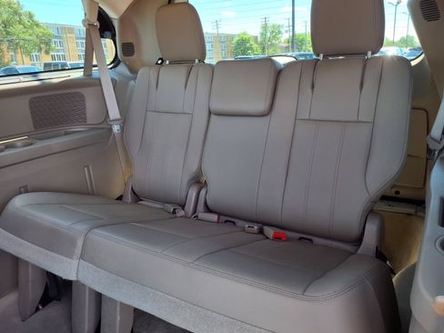 Used 2016 Chrysler Town & Country Touring w/ Driver Convenience Group FWD image 8
