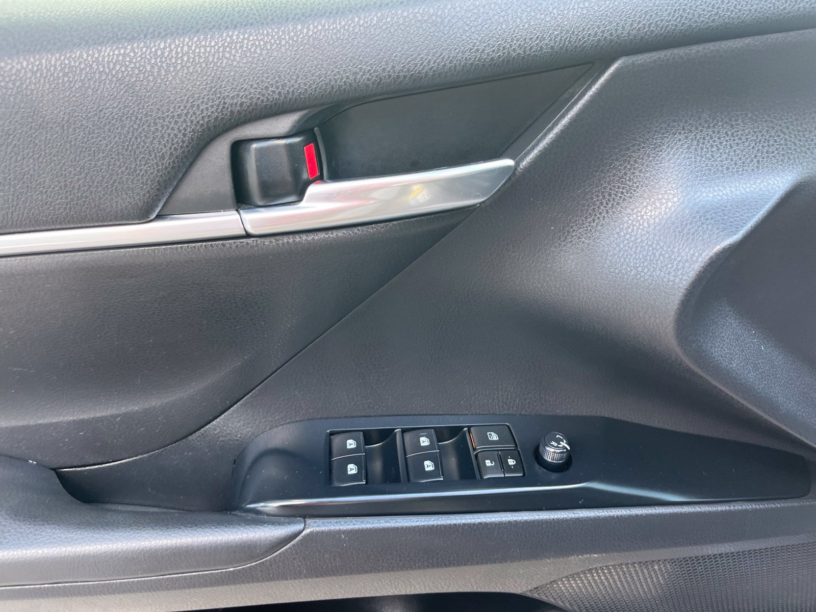 Used 2020 Toyota Camry SE FWD image 13