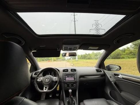Used 2011 Volkswagen Golf 4-Door FWD image 27