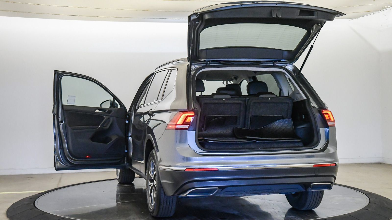 Used 2020 Volkswagen Tiguan SE FWD image 29