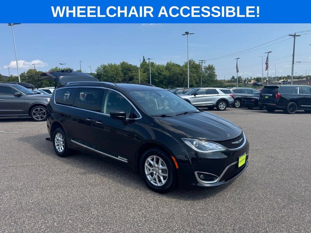 Used 2020 Chrysler Pacifica Touring-L FWD image 4