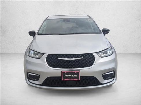 Used 2024 Chrysler Pacifica Limited FWD image 2