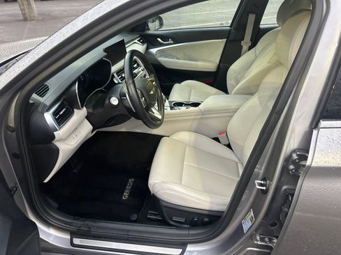 Used 2025 Genesis G70 2.5T image 9