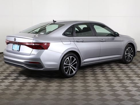 Used 2025 Volkswagen Jetta Sport image 9