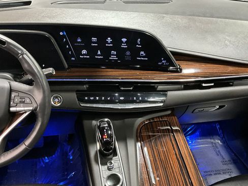 Used 2023 Cadillac Escalade Premium Luxury AWD/4WD image 7