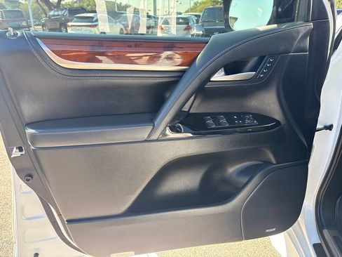 Used 2019 Lexus LX 570 4WD w/ Luxury Package image 12