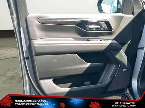 Used 2025 Chevrolet Suburban Premier RWD image 12