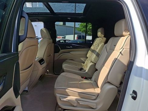 Used 2021 Cadillac Escalade ESV Premium Luxury AWD/4WD image 10