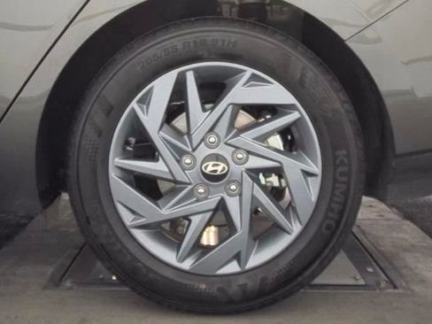 Used 2025 Hyundai Elantra Hybrid FWD image 12